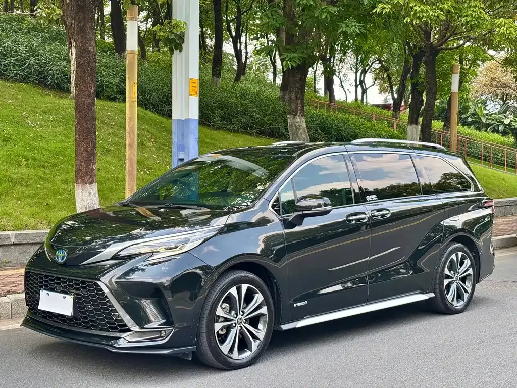 Toyota Granvia — фото 1
