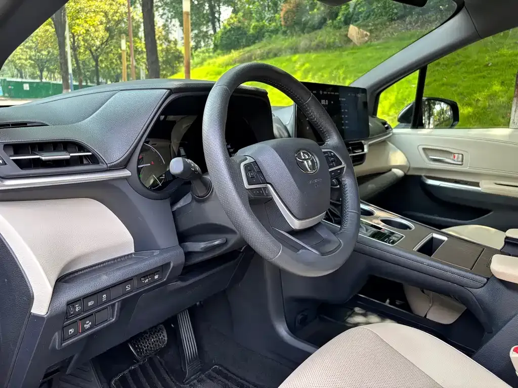 Toyota Granvia — фото 5