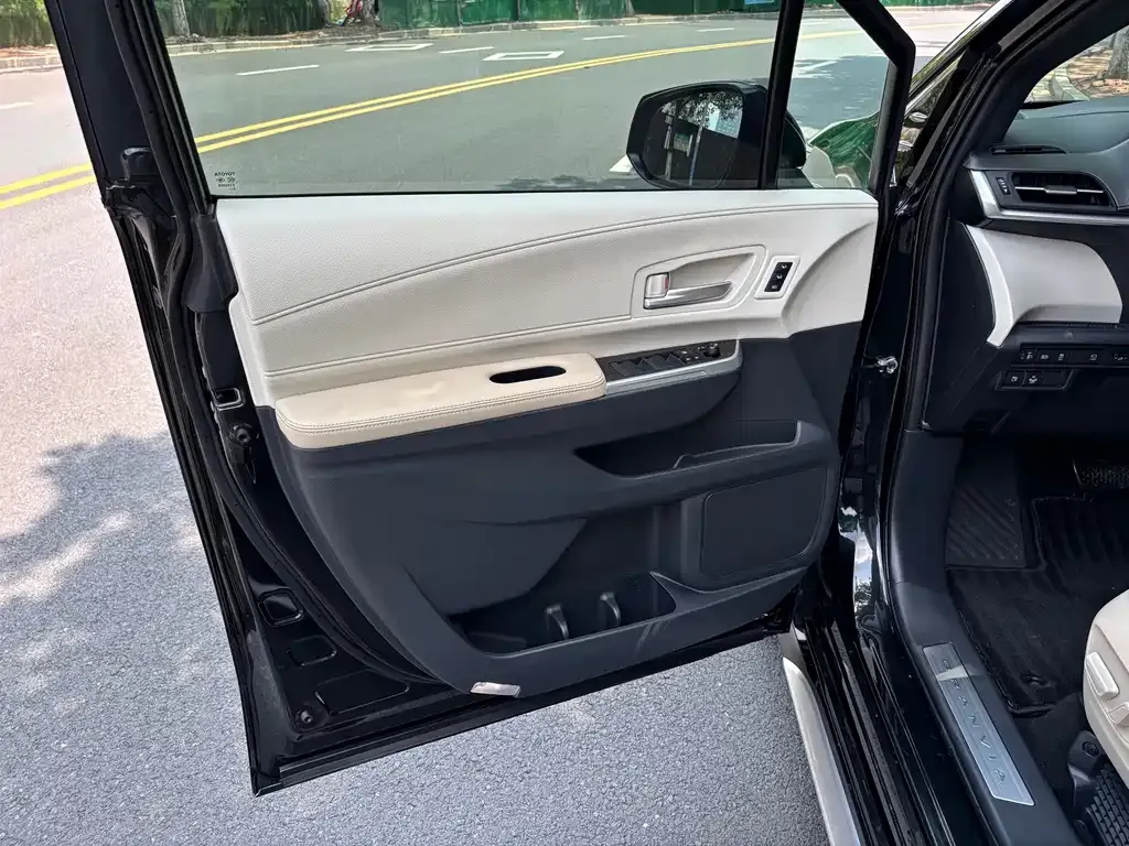 Toyota Granvia — фото 4