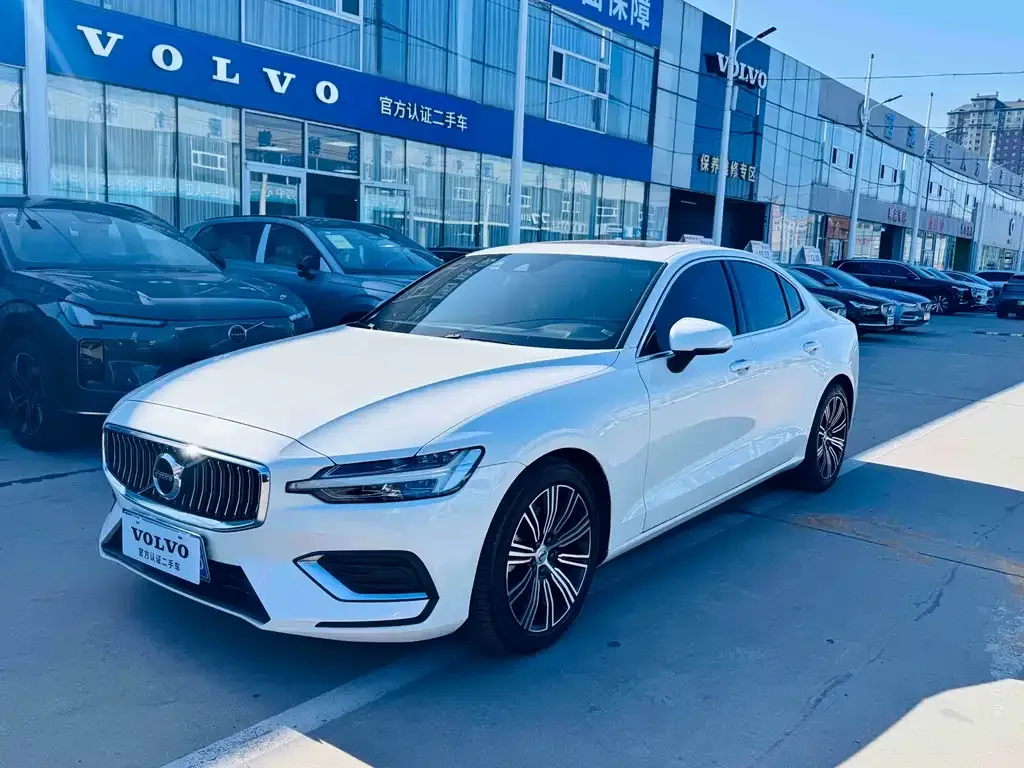 Volvo S60 — фото 1