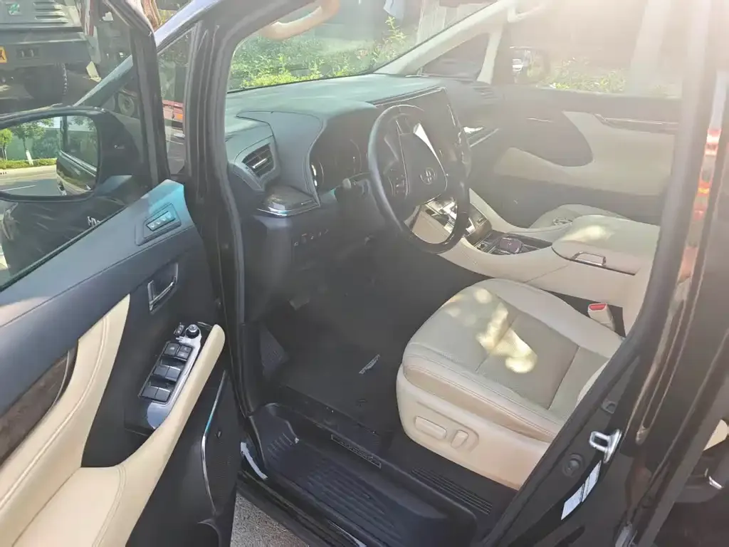 Toyota Alphard — фото 3