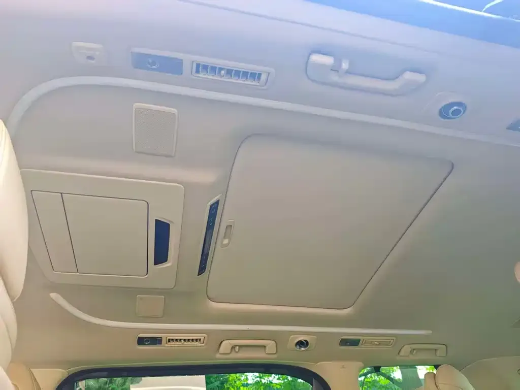 Toyota Alphard — фото 2