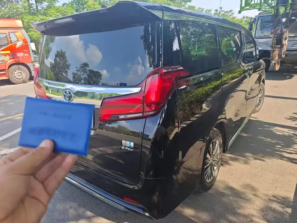 Toyota Alphard — фото 4