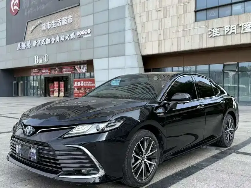Toyota Camry — фото 1