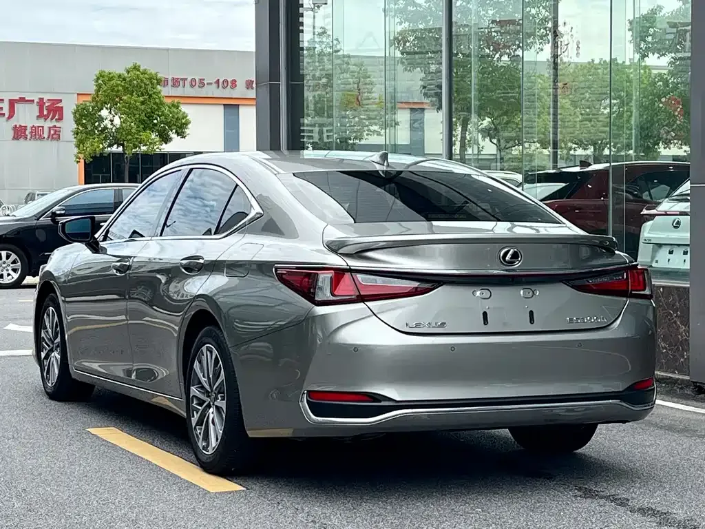 Lexus ES — фото 8