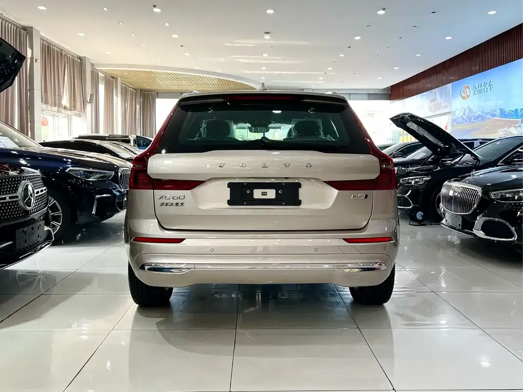 Volvo XC60 — фото 2