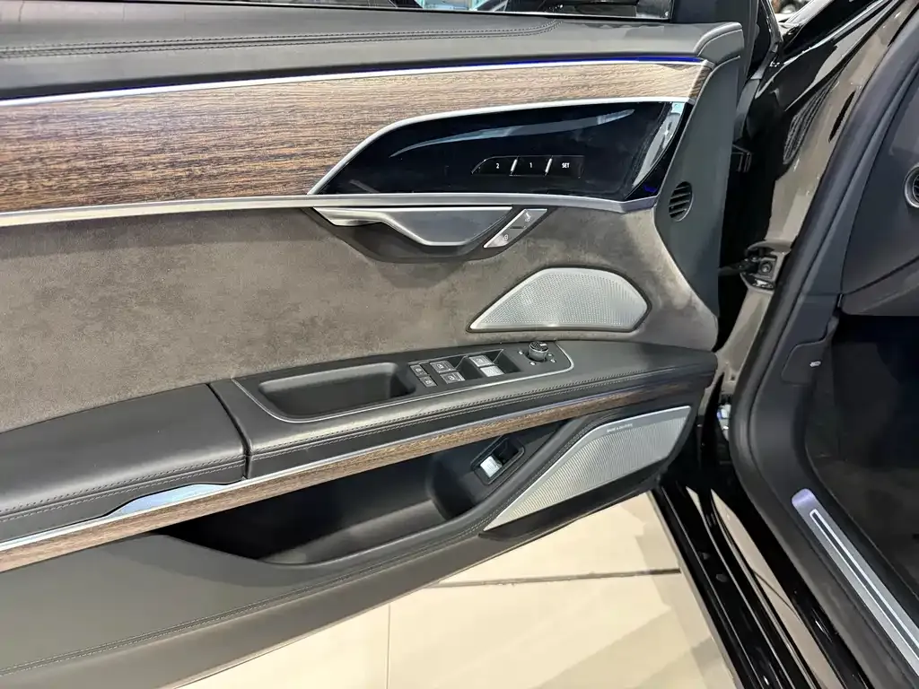 Audi A8 — фото 3