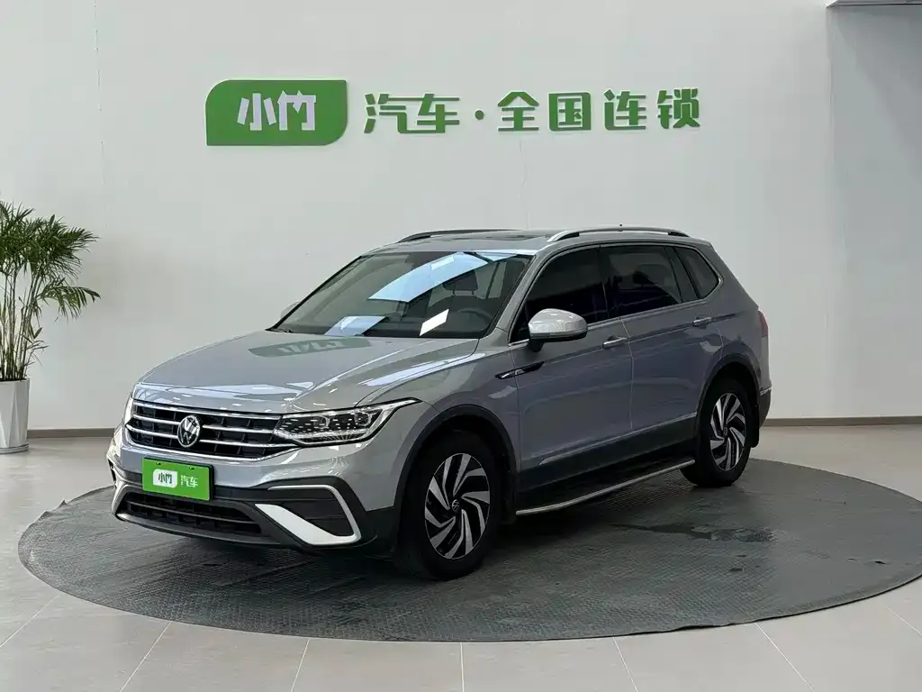 Volkswagen Tiguan L — фото 1