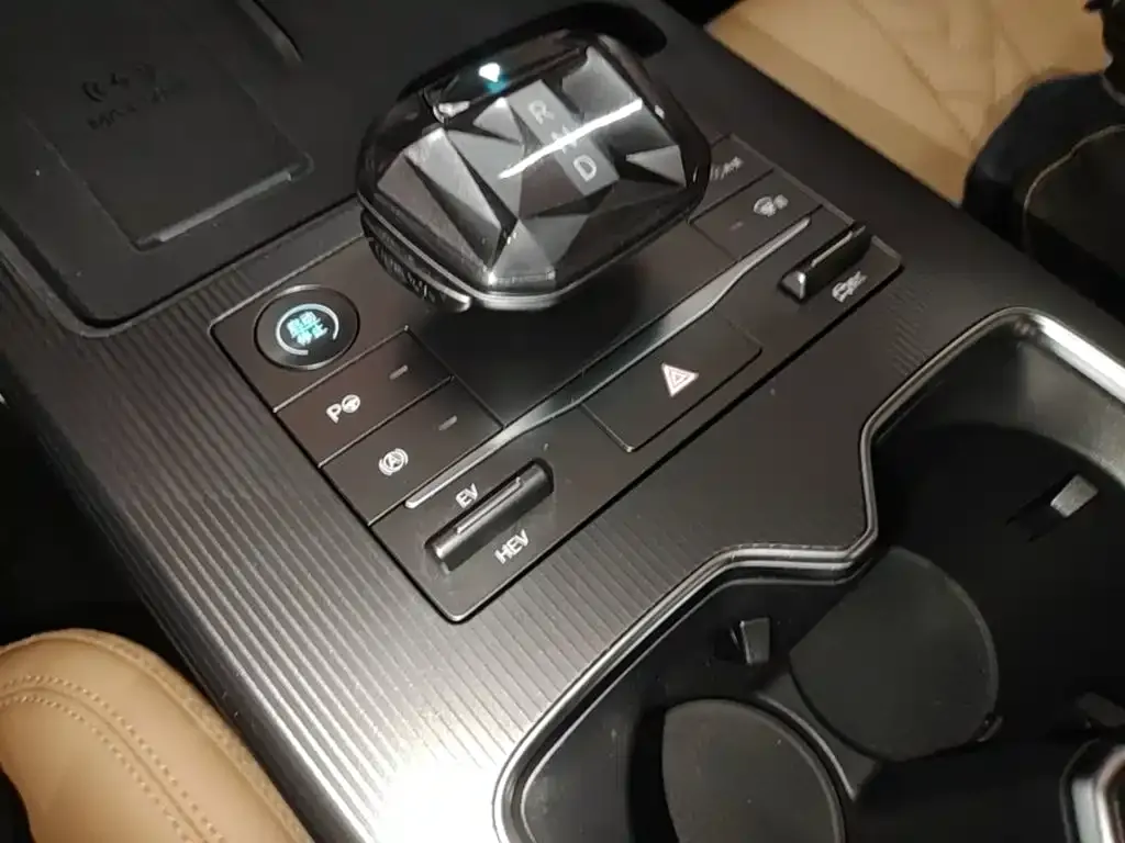 BYD L DM-i — фото 2