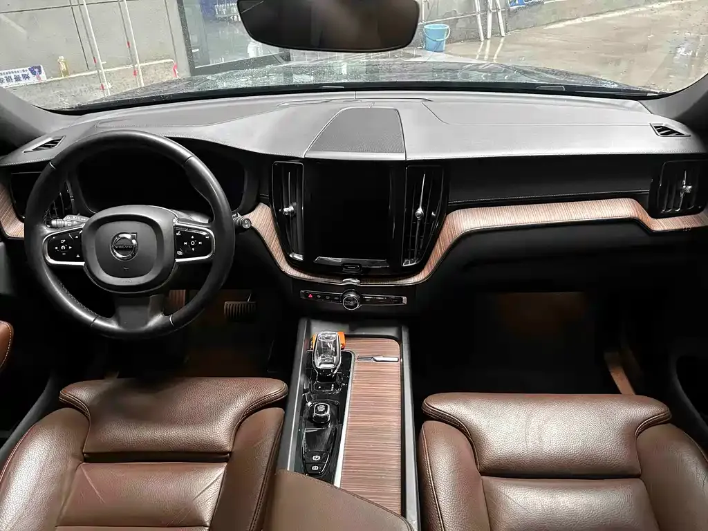 Volvo XC60 — фото 7