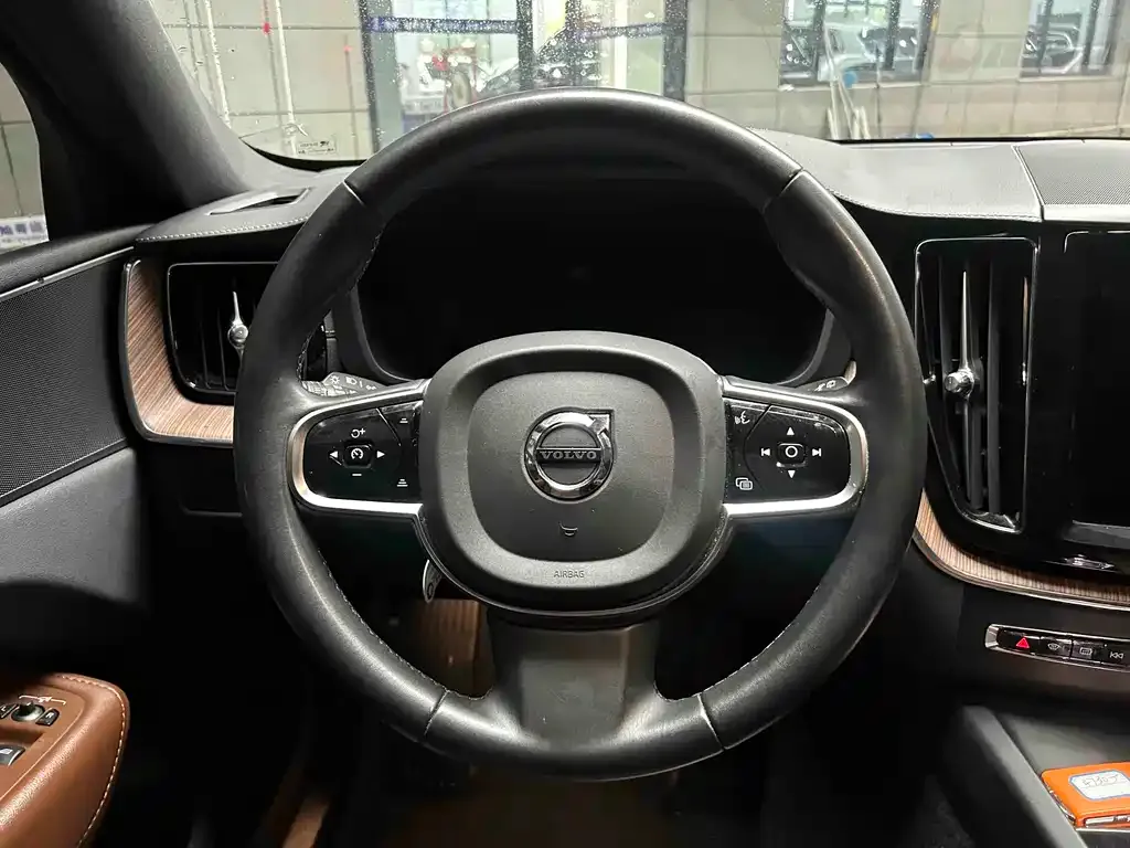 Volvo XC60 — фото 5