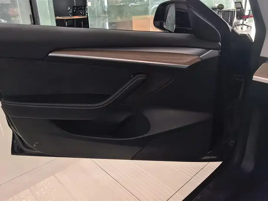 Tesla Model 3 — фото 4