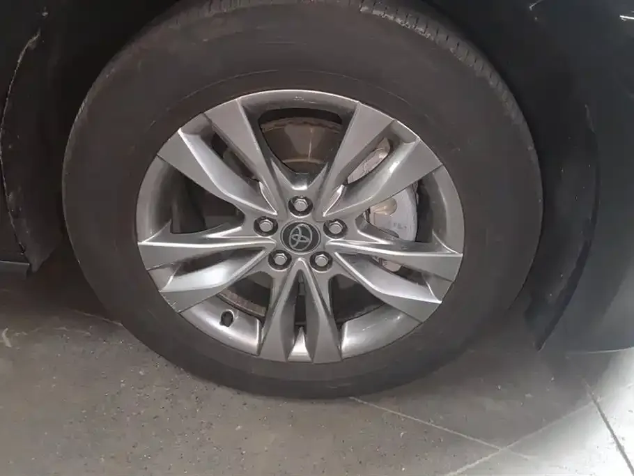 Toyota Sienna — фото 2