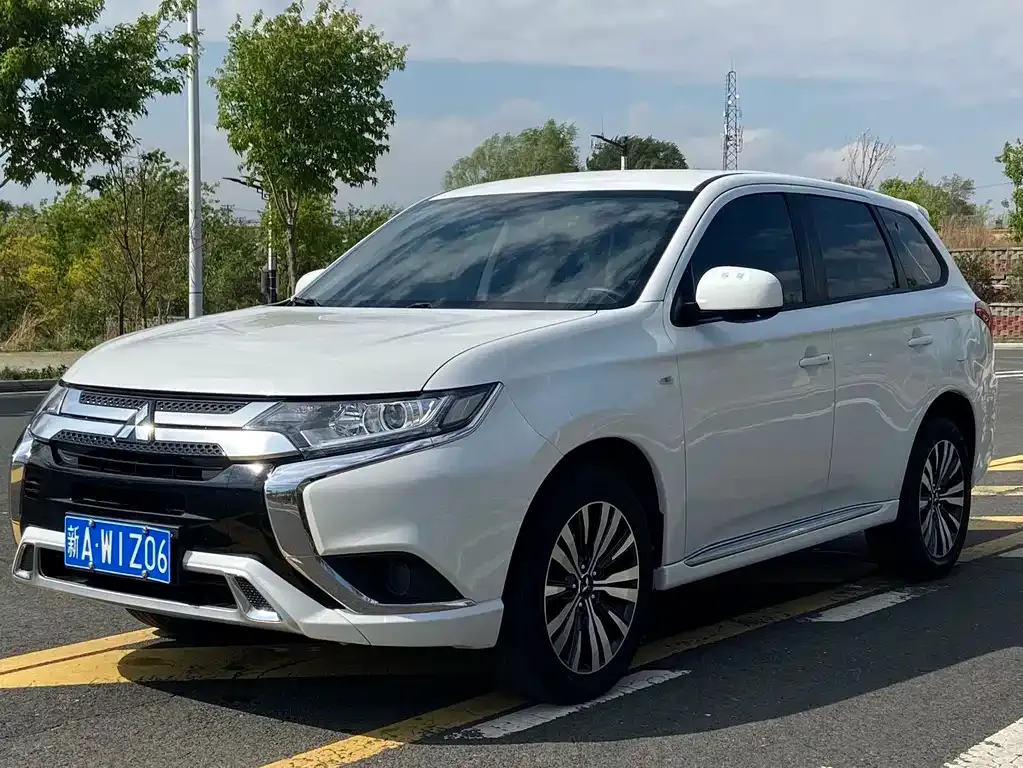 Mitsubishi Outlander — фото 1