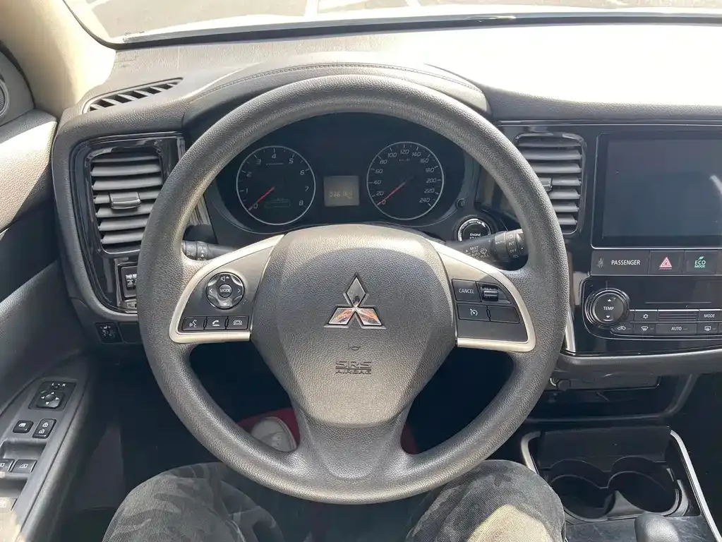 Mitsubishi Outlander — фото 7