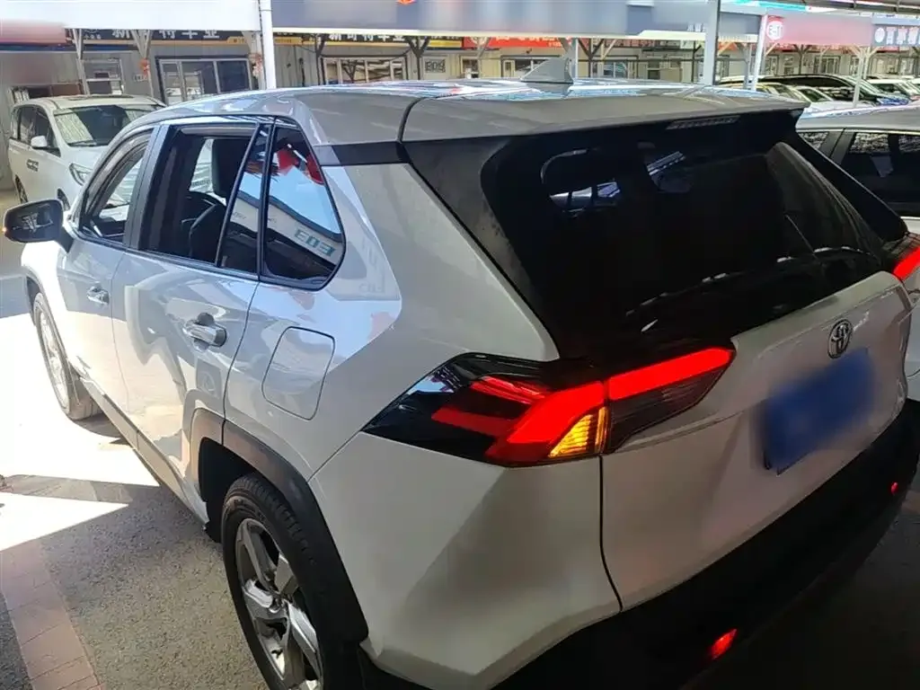 Toyota RAV4 — фото 3