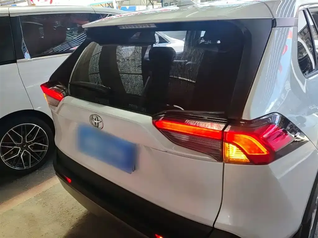 Toyota RAV4 — фото 5