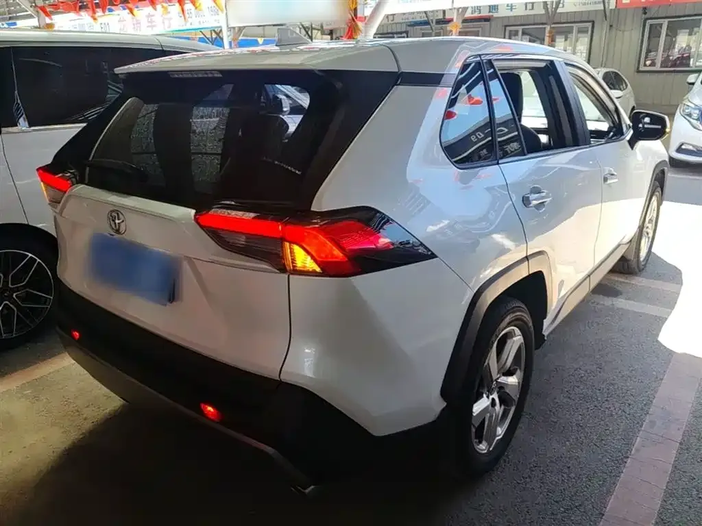 Toyota RAV4 — фото 10