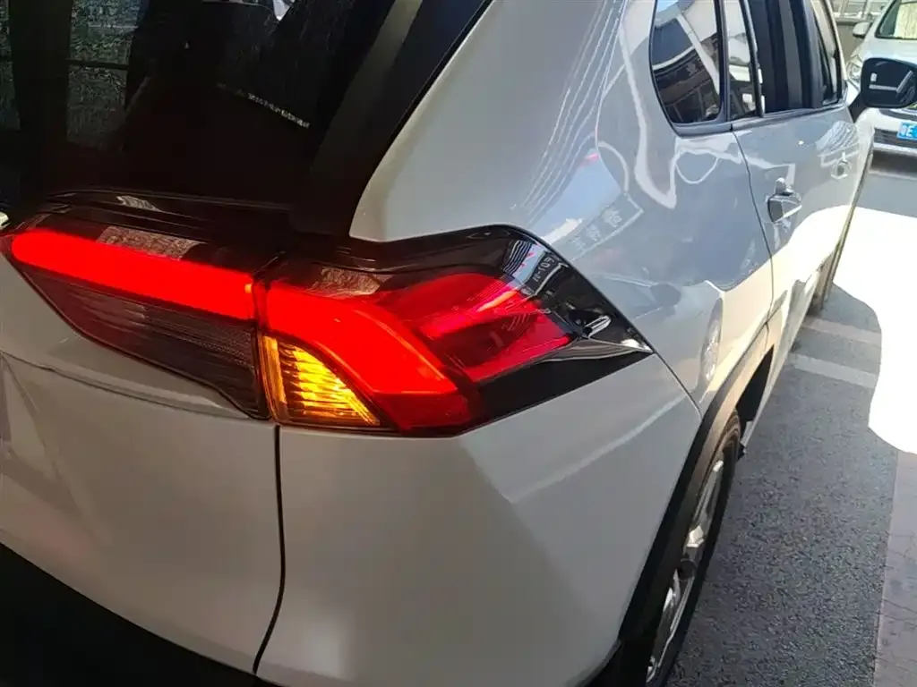 Toyota RAV4 — фото 7