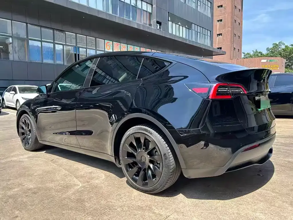 Tesla Model Y — фото 8