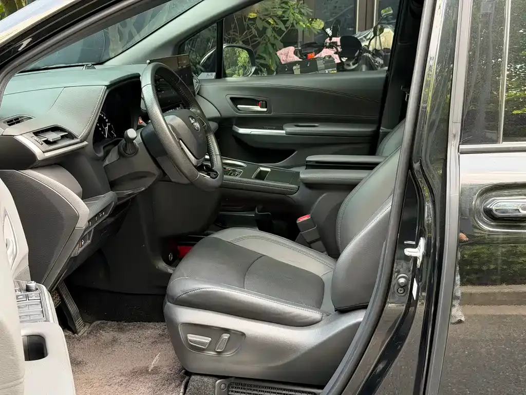 Toyota Sienna — фото 2