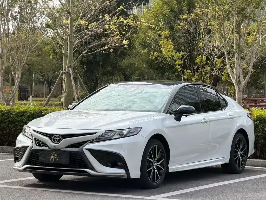 Toyota Camry — фото 1