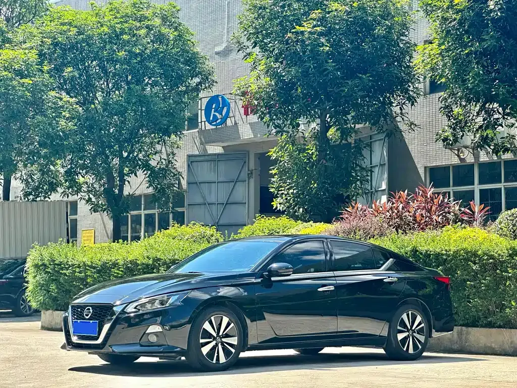 Nissan Teana — фото 1