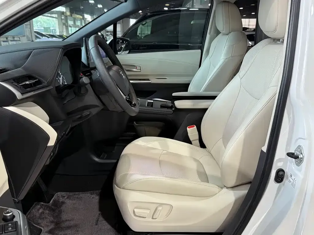 Toyota Sienna — фото 2