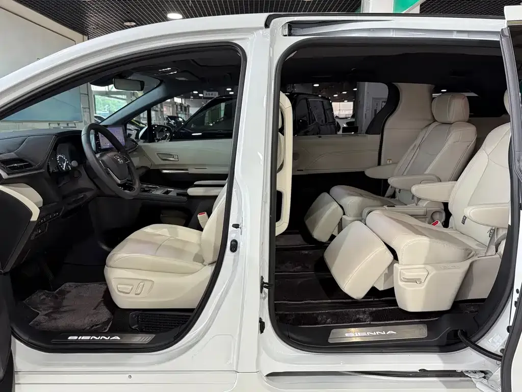 Toyota Sienna — фото 8