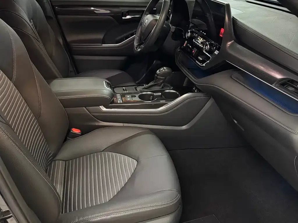 Toyota Crown Kluger 2023 из CN, фото 6