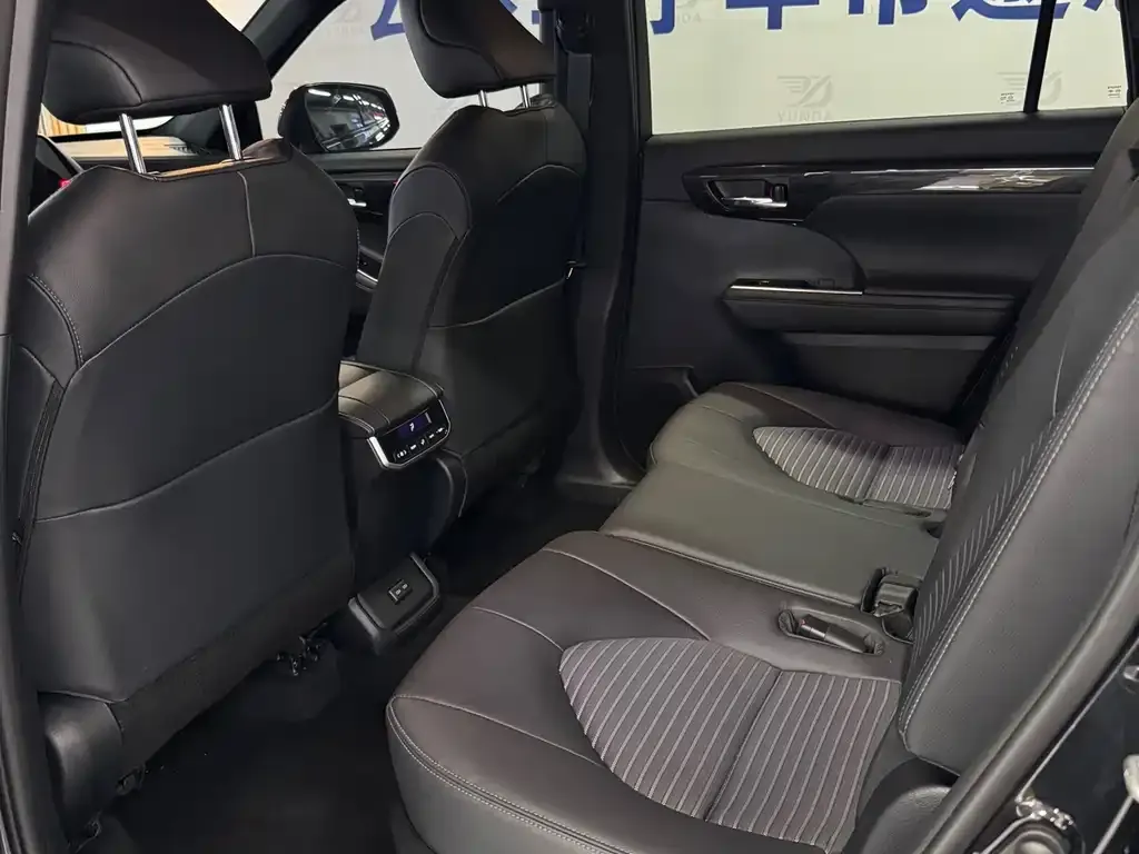 Toyota Crown Kluger 2023 из CN, фото 8