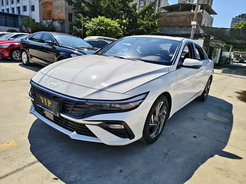 Hyundai Elantra — фото 1