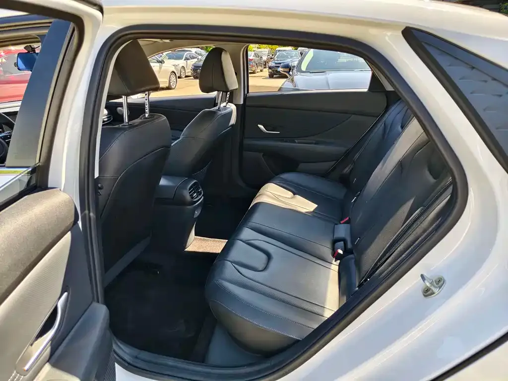 Hyundai Elantra — фото 2