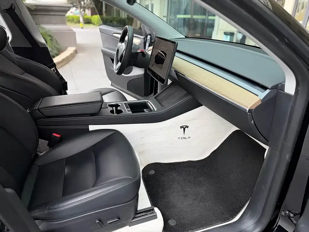 Tesla Model Y — фото 9