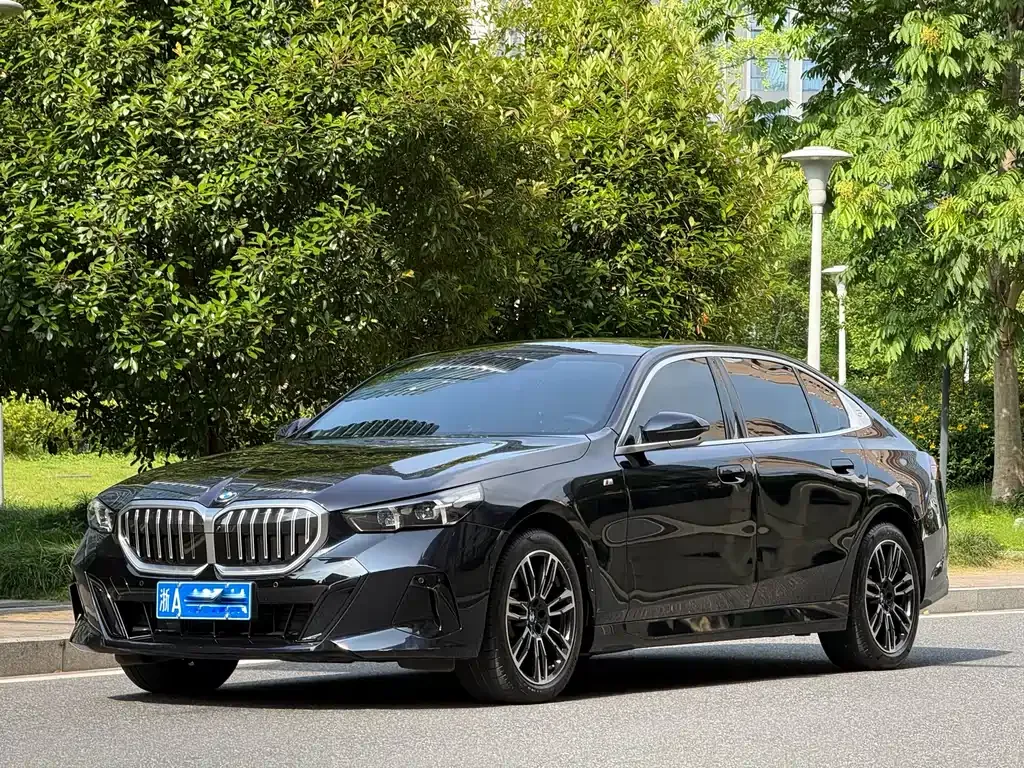 BMW 5 Series — фото 1