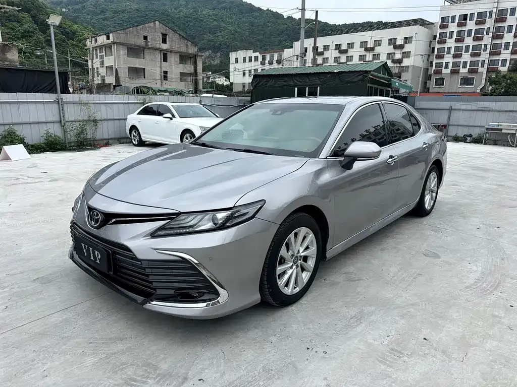 Toyota Camry — фото 1