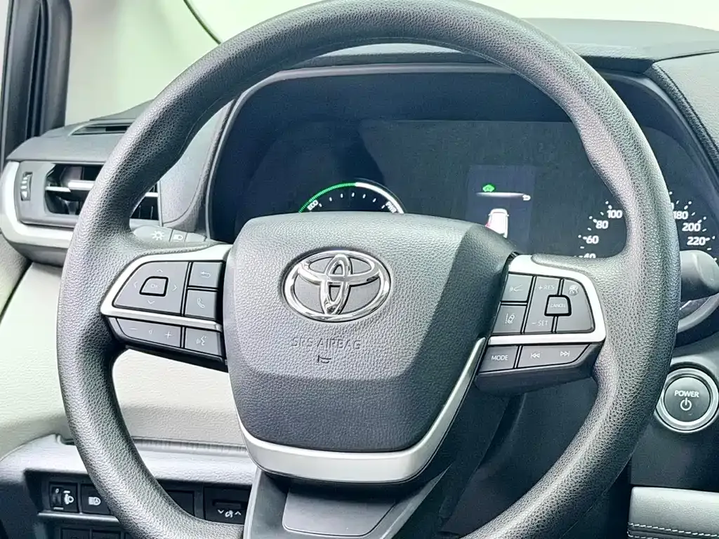 Toyota Sienna — фото 10