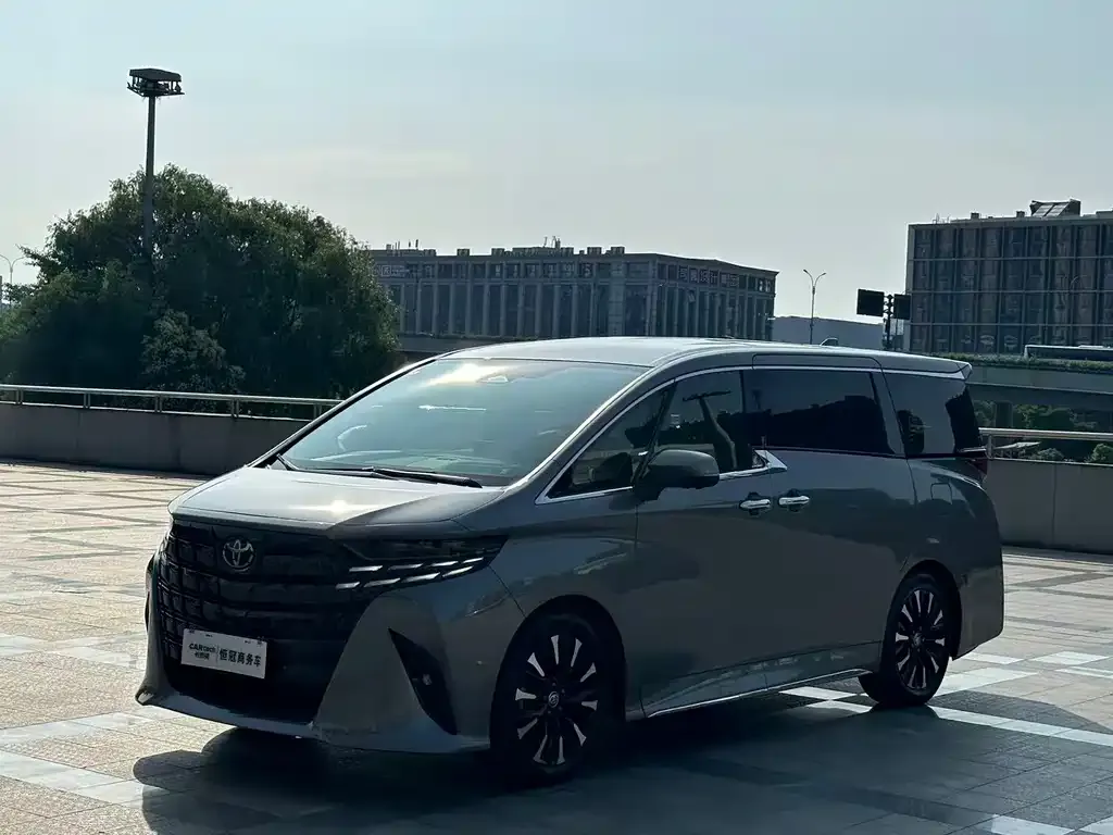 Toyota Alphard — фото 1