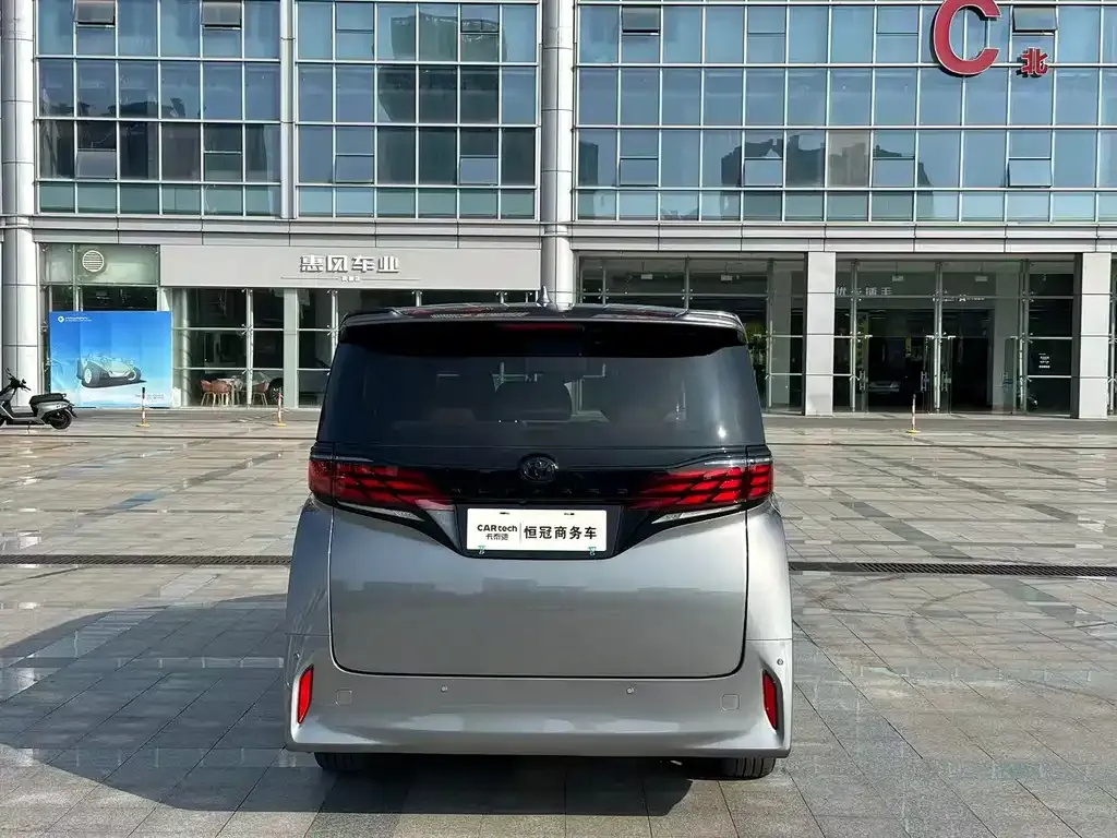 Toyota Alphard — фото 5