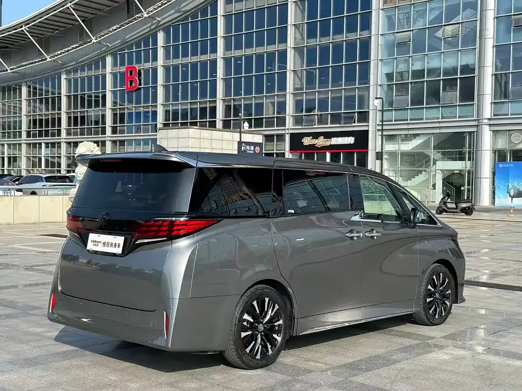 Toyota Alphard — фото 10