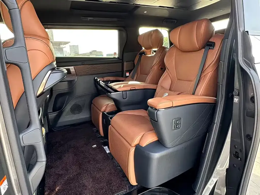 Toyota Alphard — фото 8