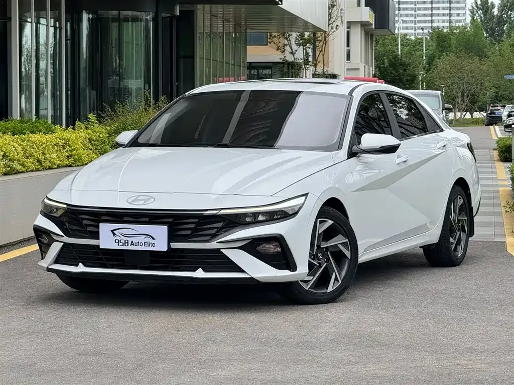 Hyundai Elantra — фото 1