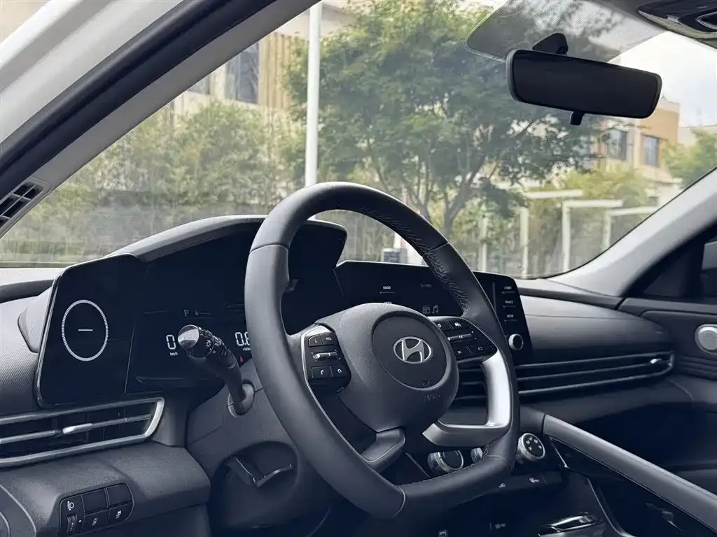 Hyundai Elantra — фото 2