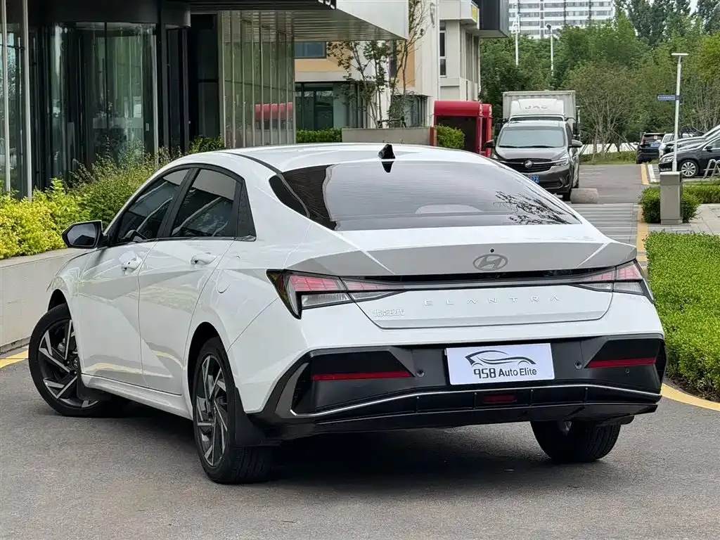 Hyundai Elantra — фото 9