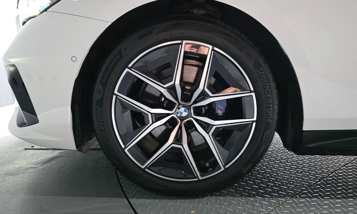 BMW 5-Series 2025 из KR, фото 7