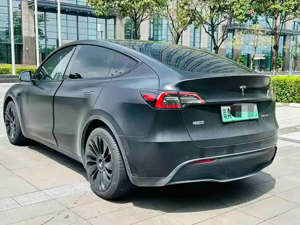 Tesla Model Y — фото 10