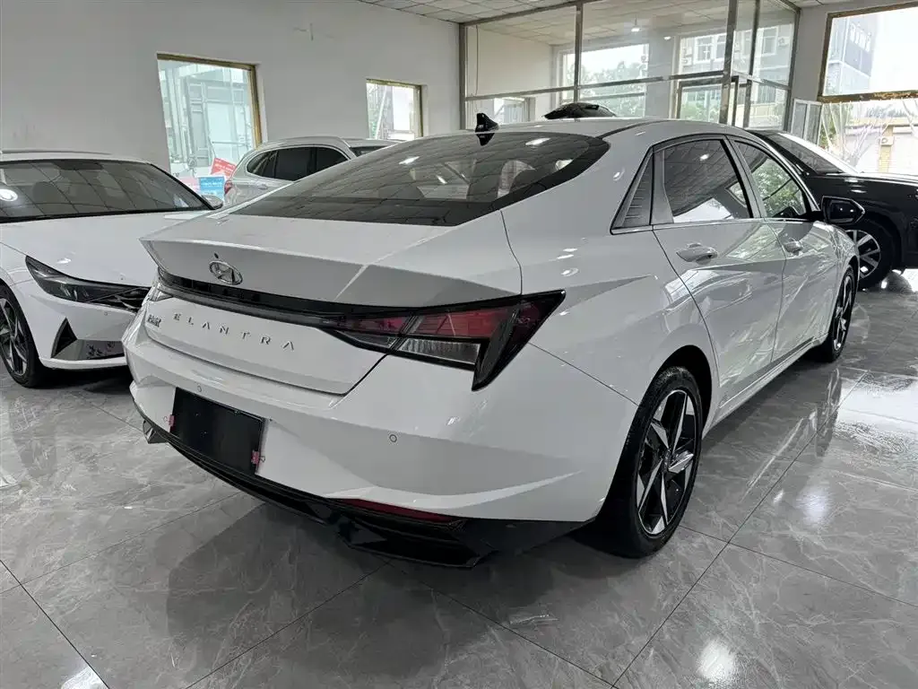 Hyundai Elantra — фото 1