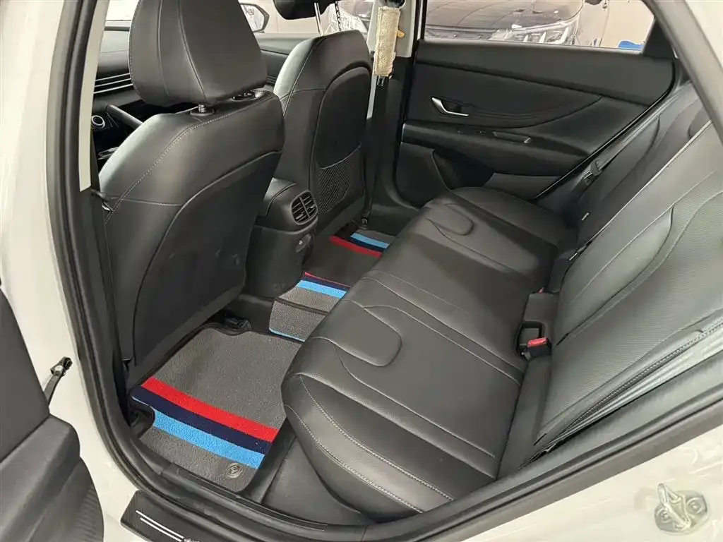 Hyundai Elantra — фото 3