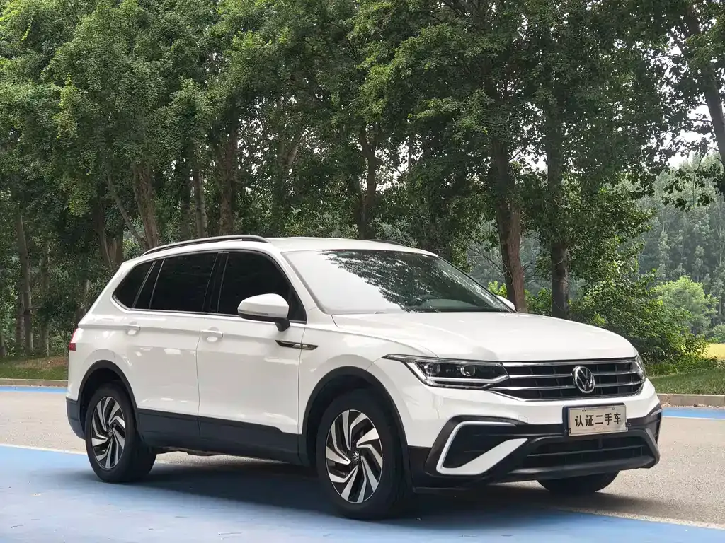 Volkswagen Tiguan L — фото 1