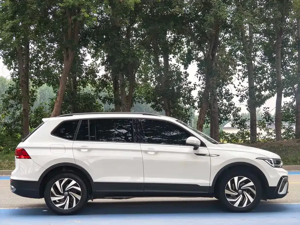 Volkswagen Tiguan L — фото 9